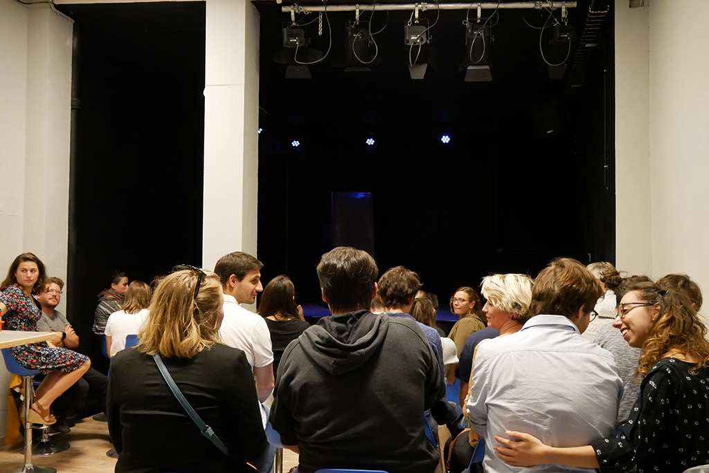 Vue du public et de la scène de la Fabrique à Impros