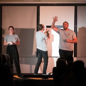 Comédiens sur scène pendant le spectacle Double Défi